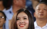 [ẢNH] Fan nữ xinh như mộng đến sân xem Xuân Trường, Quang Hải trổ tài