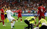 [ẢNH] Ronaldo cáu tiết vì bị fan cuồng phá ngang khi đang chuẩn bị ghi bàn