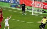 [ẢNH] Ronaldo cáu tiết vì bị fan cuồng phá ngang khi đang chuẩn bị ghi bàn