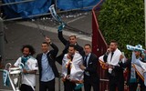 [ẢNH] Choáng ngợp với biển người trong lễ rước cúp vô địch hoành tráng của Real Madrid