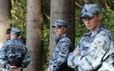 [ẢNH] Cảnh sát lăm lăm tay súng bảo vệ ĐT Anh khi đặt chân đến Nga