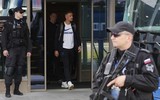 [ẢNH] Cảnh sát lăm lăm tay súng bảo vệ ĐT Anh khi đặt chân đến Nga
