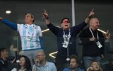[ẢNH] Maradona phì phèo xì gà, tiếc hùi hụi nhìn Messi sút hỏng 11m