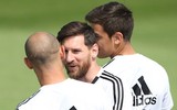 [ẢNH] Gạt mọi áp lực, Messi khoái chí đón sinh nhật trên sân tập, chờ quyết đấu Nigeria