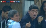 [ẢNH] Huyền thoại Maradona ngủ gật trên khán đài khi xem Messi và Argentina?