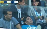 [ẢNH] Huyền thoại Maradona ngủ gật trên khán đài khi xem Messi và Argentina?