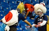 [ẢNH] Đội nhà thua đau, cổ động viên Nhật vẫn nhẫn nại dọn rác khán đài