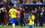 [ẢNH] Neymar nức nở gục vào vai 