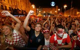[ẢNH] Fan Croatia nướng dê trong ôtô, tưng bừng ăn mừng kỳ tích vào chung kết