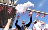 [ẢNH] Ngôi sao Croatia ngọt ngào ôm hôn vợ trong lễ mừng công