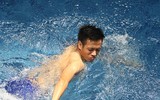 [ẢNH] Bùi Tiến Dũng, Quang Hải sảng khoái khoe thân hình cuốn hút dưới bể bơi