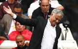 [ẢNH] HLV Mourinho nhăn nhó nhìn M.U bạc nhược thua đội tí hon