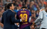 [ẢNH] Chấn thương nặng, Messi vẫn tươi rói xuống phố với cái tay bó bột
