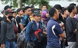 [ẢNH] Người Malaysia mang cả chăn, chiếu đi mua vé xem chung kết