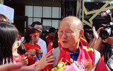 [ẢNH] ĐT Việt Nam được chào đón tưng bừng khi đặt chân đến UAE dự Asian Cup