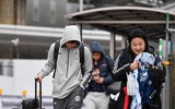 [ẢNH] Xuân Trường lặng lẽ dưới mưa ở Tokyo, chuẩn bị đá Champions League