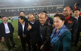 [ẢNH] Việt Nam đại thắng Thái Lan, Thủ tướng Nguyễn Xuân Phúc vui mừng với HLV Park