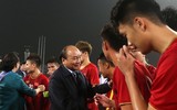 [ẢNH] Việt Nam đại thắng Thái Lan, Thủ tướng Nguyễn Xuân Phúc vui mừng với HLV Park