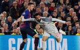 [ẢNH] Liverpool thảm bại, Salah cúi đầu trước Messi