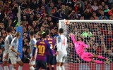 [ẢNH] Liverpool thảm bại, Salah cúi đầu trước Messi