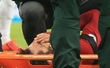[ẢNH] Va chạm đáng sợ, Salah ôm mặt khóc đau đớn trên cáng rời sân