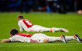 [ẢNH] Dàn sao trẻ Ajax gục xuống sân như ngả rạ sau khi bị loại nghiệt ngã