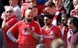 [ẢNH] Liverpool gượng cười an ủi nhau khi trở thành kẻ về nhì hay nhất lịch sử