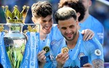[ẢNH] Man City hưng phấn nâng cao cúp vô địch Ngoại hạng Anh lần thứ tư