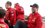 [ẢNH] Biển người rực đỏ chào đón những người hùng Liverpool trở về