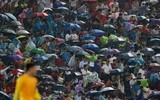 [ẢNH] CĐV cuồng nhiệt đội mưa gió sấm chớp cổ vũ U23 Việt Nam