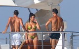 [ẢNH] Ronaldo gây sốt khi hôn đắm đuối bạn gái xinh đẹp giữa biển