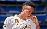 [ẢNH] Tân binh Real Madrid choáng váng, uống nước liên tục trong ngày ra mắt