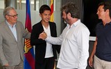 [ẢNH] Thần đồng bóng đá Nhật Bản rạng ngời ra mắt Barca