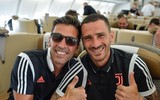 [ẢNH] Ra mắt Juventus, De Ligt hôn bạn gái đắm đuối rồi tức tốc lên đường du đấu