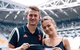 [ẢNH] Ra mắt Juventus, De Ligt hôn bạn gái đắm đuối rồi tức tốc lên đường du đấu