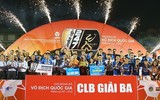 [ẢNH] Quang Hải bị CĐV quây kín trong lễ nhận cúp vô địch V-League 2019