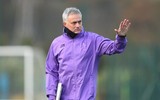 [ẢNH] Vừa đến Tottenham, Mourinho lao ngay vào công việc