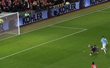 [ẢNH] Rooney bần thần ngồi nhìn M.U bị Man City hành hạ ở Old Trafford
