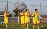 [ẢNH] U23 Việt Nam đẫm mồ hôi, quần thảo trên sân tập chờ đấu UAE