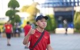 [ẢNH] CĐV tí hon theo bố mẹ vào sân Chang Arena cổ vũ U23 Việt Nam
