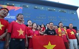 [ẢNH] CĐV tí hon theo bố mẹ vào sân Chang Arena cổ vũ U23 Việt Nam