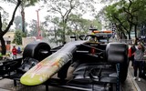 [ẢNH] Người Hà Nội thích thú ngắm mô hình xe F1 sống động như thật