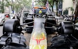 [ẢNH] Người Hà Nội thích thú ngắm mô hình xe F1 sống động như thật