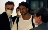 [ẢNH] Ronaldinho ôm cô gái bí ẩn sau khi ra khỏi tù