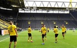 [ẢNH] Cầu thủ Dortmund gây sốt khi ăn mừng theo kiểu 'giãn cách xã hội'