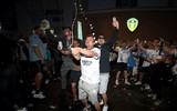 [ẢNH] CĐV ăn mừng điên cuồng, đập phá ô tô khi Leeds United lên hạng