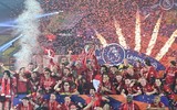 [ẢNH] Mở tiệc bàn thắng trước Chelsea, Liverpool lần đầu nâng cúp vô địch Premier League