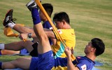 [ẢNH] Thiếu nửa đội hình, thầy Park xếp thủ môn Văn Lâm đá đối kháng