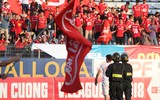 [ẢNH] Một CĐV Viettel lao xuống sân ăn mừng chức vô địch