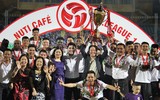[ẢNH] Fan nữ xinh đẹp vây quanh cầu thủ Hà Nội trong ngày đăng quang